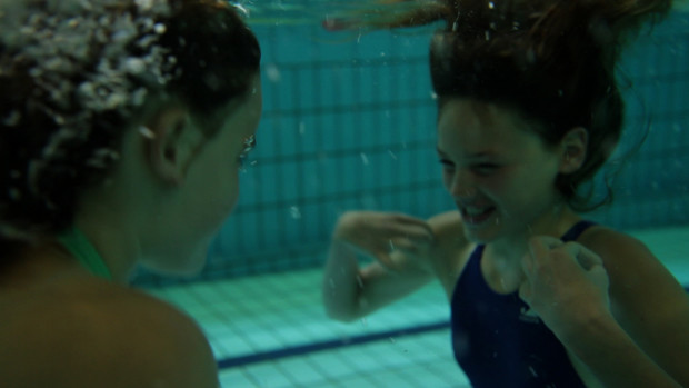 Ellen und ihre Freundin Myrthe unter Wasser in einem Hallenbad.