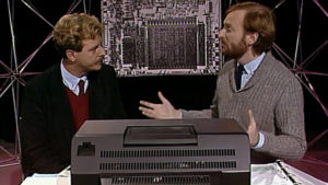 Moderator Kurt Aeschbacher und ein Compterexperte in einer Fernsehsendung der achtziger Jahre.