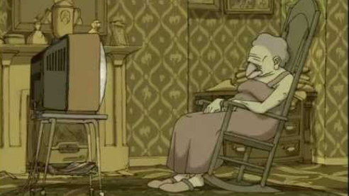 Eine alte Frau schlummert im Schaukelstuhl